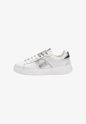 Witte lage sneaker met zilveren accent aan de zijkant en hiel, gestructureerde zool en witte veters tegen een effen achtergrond.