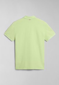 Polo a maniche corte in cotone verde chiaro, con colletto classico e piccoli dettagli con logo in rosso e nero sulla parte posteriore del collo.