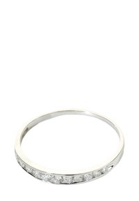 Sudraba gredzens ar rindu apaļu caurspīdīgu akmeņu, kas iemontēti priekšpusē. Gluda tekstūra, vienkāršs dizains, apļa forma ar minimāliem akcentiem.