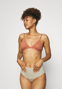 Spanx SPANXSUPERSMOOTH™ UNDIE-TECTABLE® BRIEF - Calças - celadon