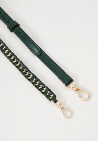 Bracelet en cuir vert avec une finition texturée, comportant un segment de chaîne tressée avec des accessoires en or et des fermoirs en forme de homard à chaque extrémité.