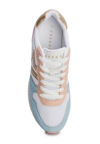 Sneakers leggeri con tomaia in rete, con accenti rosa, blu e dorati. Lacci bianchi e una suola texture completano il design.