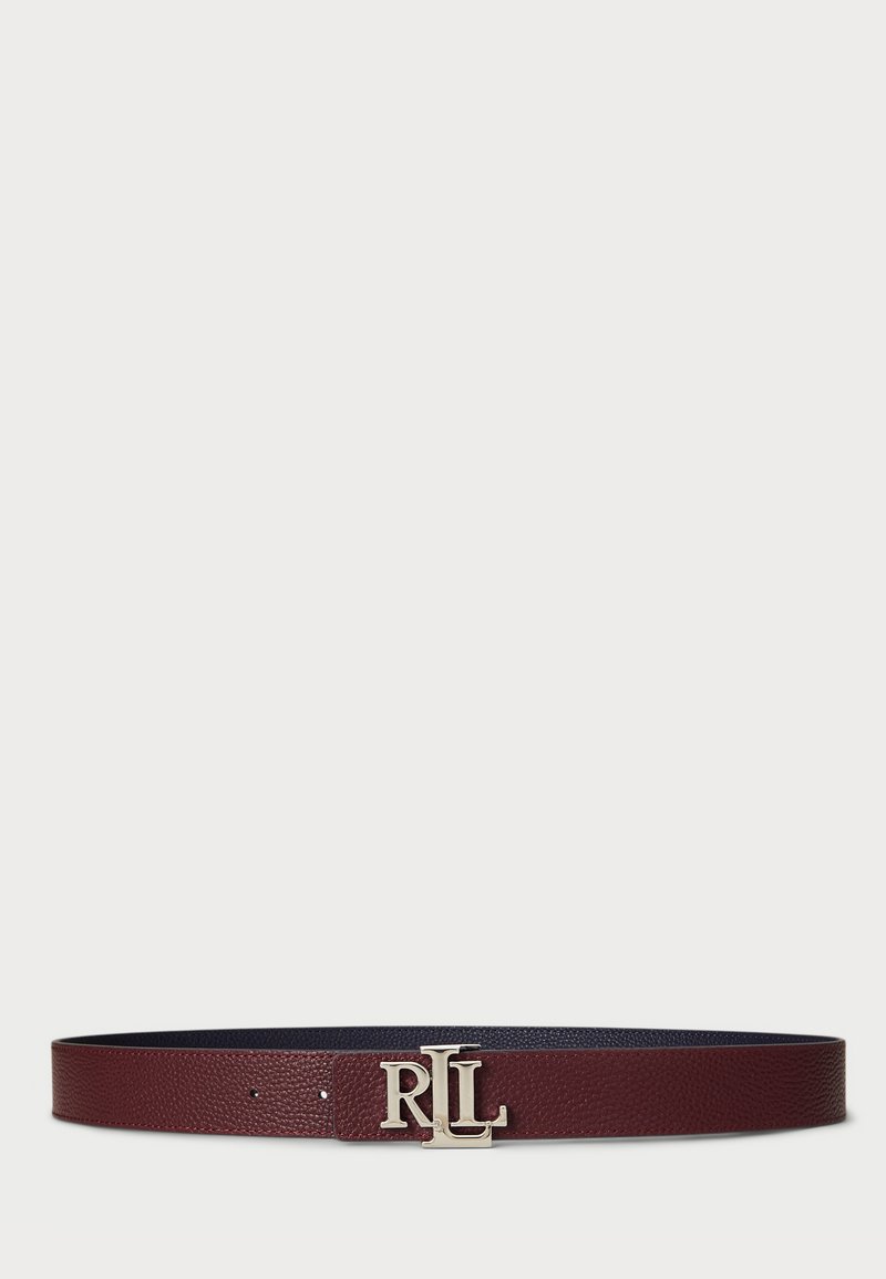 Cinto de pele borgonha com um acabamento texturizado e logo "RL" em tom dourado como fivela, apresentando um interior azul liso e vários furos para ajuste de tamanho.