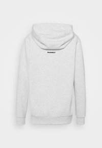 Hellgrauer Hoodie mit Kängurutasche, gerippten Bündchen und Saum. Mit einem schwarzen "MAMMUT" Logo nahe dem Nacken auf der Rückseite. Weiche Stofftextur.
