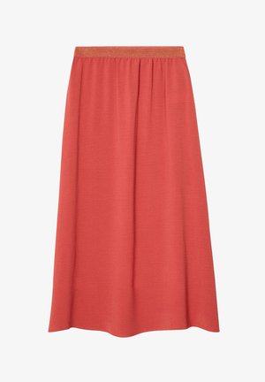 Falda midi color coral confeccionada en tela suave, con cintura fruncida y detalle metálico. Diseño fluido con textura lisa.