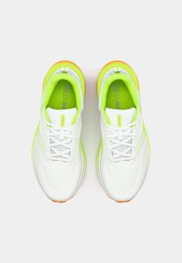 Saucony SURGE 3 - Tekaški copati za cesto - white/citron
