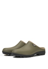 Clogs in gomma verde con una suola nera resistente, caratterizzati da un bordo imbottito beige e un discreto dettaglio del logo sul lato.