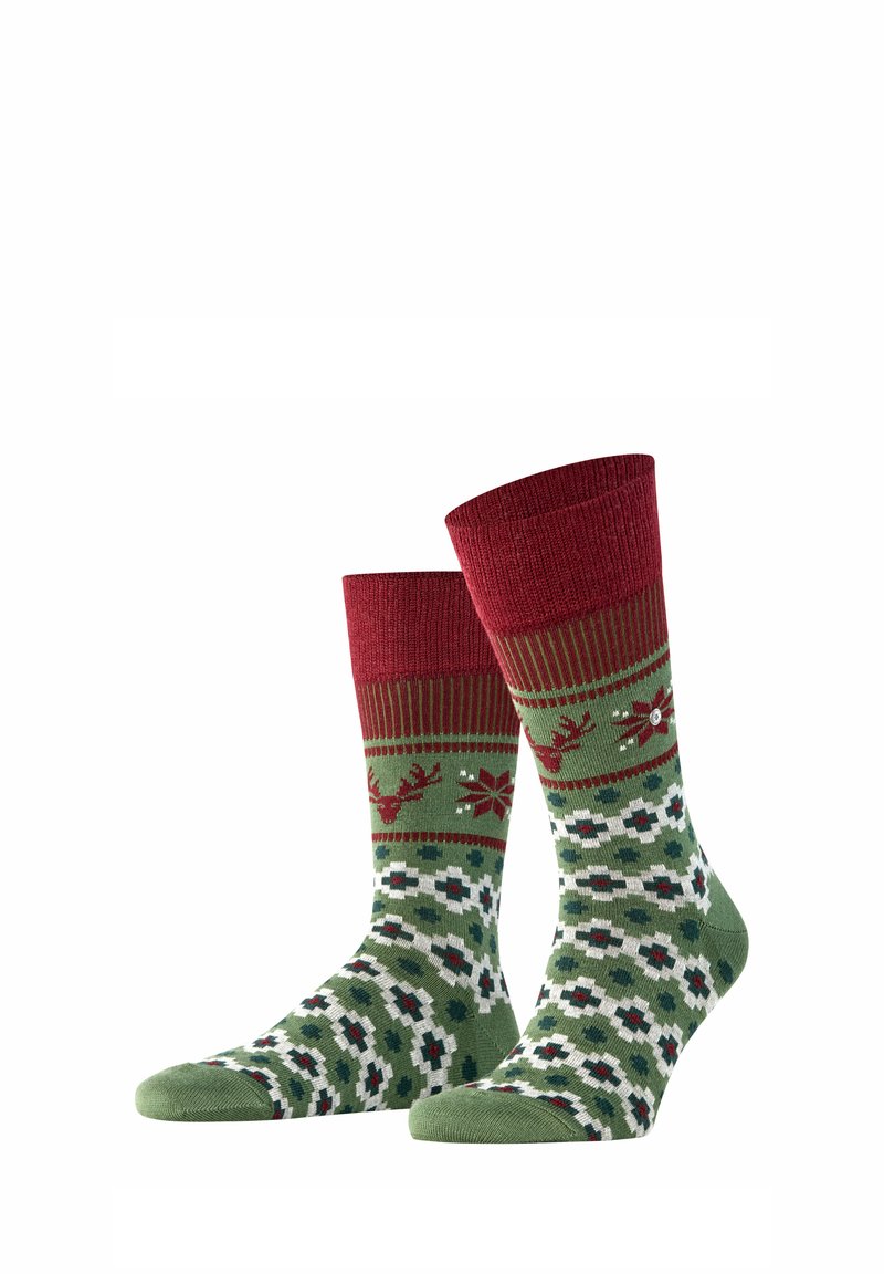 Grüne und rote Socken mit einem gemusterten Design, das Rentiere und Blumen zeigt, mit geripptem Bündchen, weichem Material und kontrastierenden Farben.