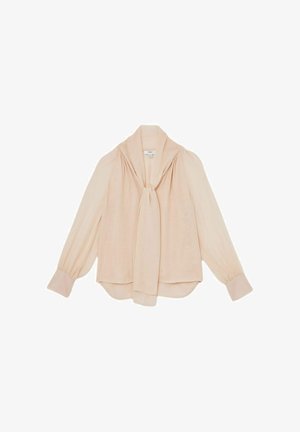 Bāla rozā blūze, kas izgatavota no viegla auduma, ar garām piedurknēm, saišu pie kakla dizainu un savelkuma detalizāciju plecos.