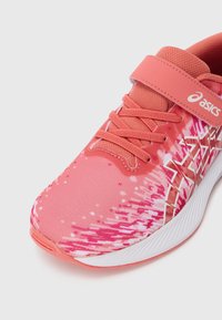 Korall rózsaszín ASICS sportcipő pink és fehér mintás hálós felsőrésszel, hozzá illő fűzőkkel, tépőzárral, és fehér talppal, elölnézetből bemutatva.