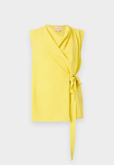 Haut portefeuille sans manches jaune vif avec un col en V et une fermeture à nouer sur le côté, présenté sur un fond clair uni.