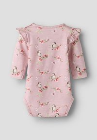Body bébé rose à manches longues avec épaules à volants, décoré d'un imprimé d'oiseaux et de fleurs.