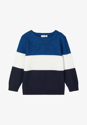 Suéter de punto de manga larga con anchas franjas horizontales en azul, blanco y azul marino oscuro, con cuello redondo y puños y dobladillo acanalados.