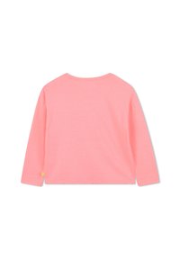 Langermet topp, rosa bomullsstoff, rund hals, enkel design, liten gul logo på kanten, glatt tekstur, avslappet stil.