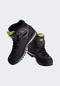 Scarponi da trekking in suede grigio scuro con accenti neri e dettagli verde limone. Presentano un collare imbottito, una superficie testurizzata e una suola robusta.