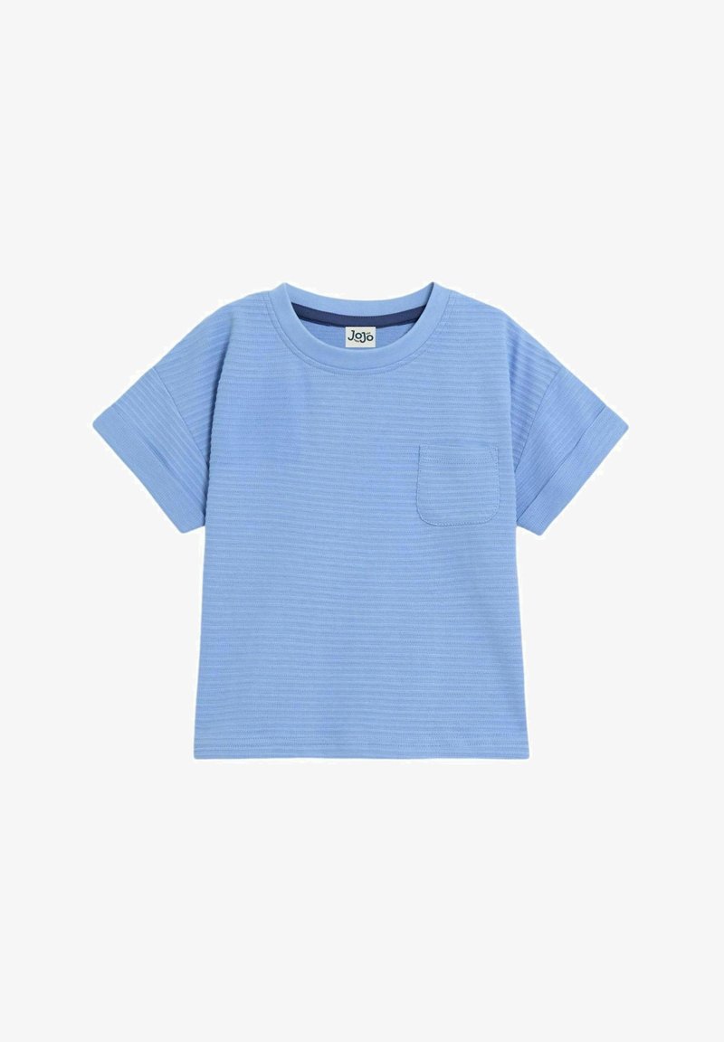 Tricou scurt cu mânecă scurtă, de culoare albastru deschis, realizat dintr-un material texturat, având un guler rotund și un mic buzunar pe partea stângă a pieptului.