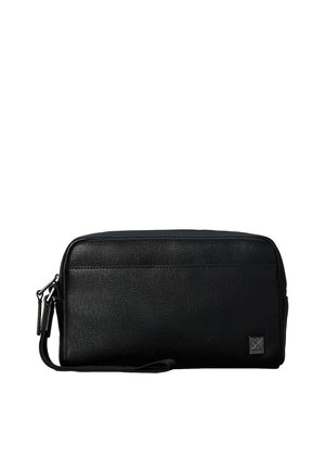 Neceser rectangular negro texturizado con cremallera y correa de muñeca, con un pequeño logo cuadrado en la esquina inferior derecha.
