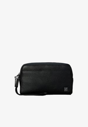 Neceser rectangular negro texturizado con cremallera y correa de muñeca, con un pequeño logo cuadrado en la esquina inferior derecha.