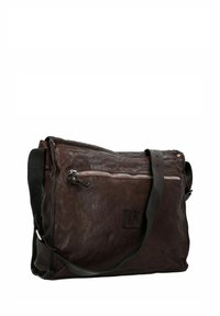 Braune Leder-Umhängetasche mit strukturierter Oberfläche, ausgestattet mit einer vorderen Reißverschlusstasche, einem langen verstellbaren Schultergurt und rechteckiger Form.