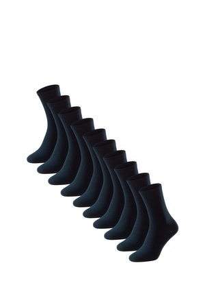 Zehn Paare schwarze Kniestrümpfe, diagonal auf weißem Hintergrund angeordnet.