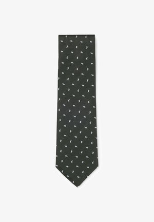 Cravatta verde scuro con un motivo a paisley bianco ripetuto, distesa su uno sfondo bianco.