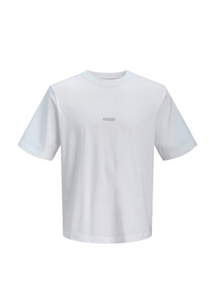 Camiseta blanca de manga corta con cuello redondo y un pequeño texto de logo gris claro centrado en el pecho sobre un fondo liso.