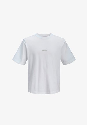 Valge lühikeste varrukatega ümara kaelusega t-särk, mille rinnal on väikese, keskendatud halli logos tekst ühevärvilise tausta taustal.