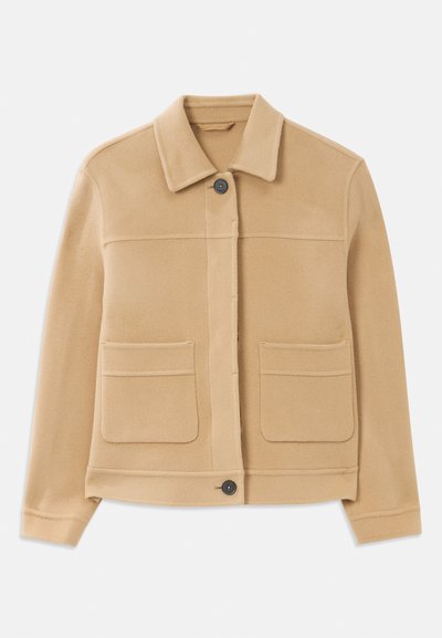 Helle braune Langarmjacke mit Kragen, Frontknopfverschluss und zwei großen quadratischen Taschen auf weißem Hintergrund.