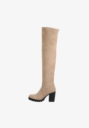 Bottes en suède au-dessus du genou en beige clair, avec une finition texturée, un talon bloc noir et une pointe ronde avec des détails de couture subtils.