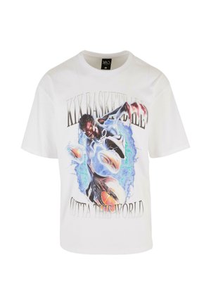 T-shirt in cotone bianco con un design grafico di un giocatore di basket, accenti blu e rossi, testo che recita "KIX BASKETBALL OUTTA THIS WORLD."