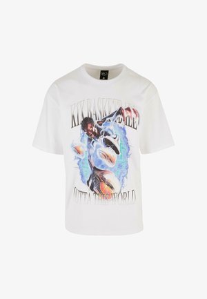 Weißes Baumwoll-T-Shirt mit einem grafischen Design eines Basketballspielers in Blau- und Rottönen, der Text lautet "KIX BASKETBALL OUTTA THIS WORLD."