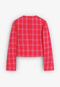 Chaqueta roja corta con un patrón de cuadros blancos, mangas largas y puños abotonados. Presenta un cuello redondo simple y una textura suave.
