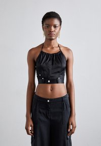 Čierny skrátený halter top s nariaseným výstrihom, bočnými výrezmi a predným zapínaním na cvoky. Hladká látka s jemným leskom.