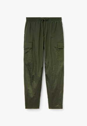 Pantalones cargo en verde oliva oscuro, con una tela texturizada y brillante, cinturilla elástica con cordón y dos bolsillos cargo a los lados.