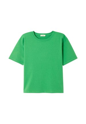 Camiseta verde de manga corta, textura acanalada, escote redondo, corte recto, confeccionada en tela de algodón, con un diseño sencillo de color sólido.