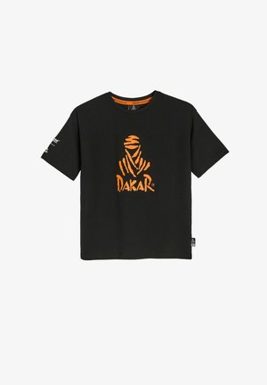 Czarny bawełniany T-shirt z pomarańczowym graficznym logo Dakar z przodu, krótki rękaw i okrągły dekolt. Miękka struktura, swobodny krój.