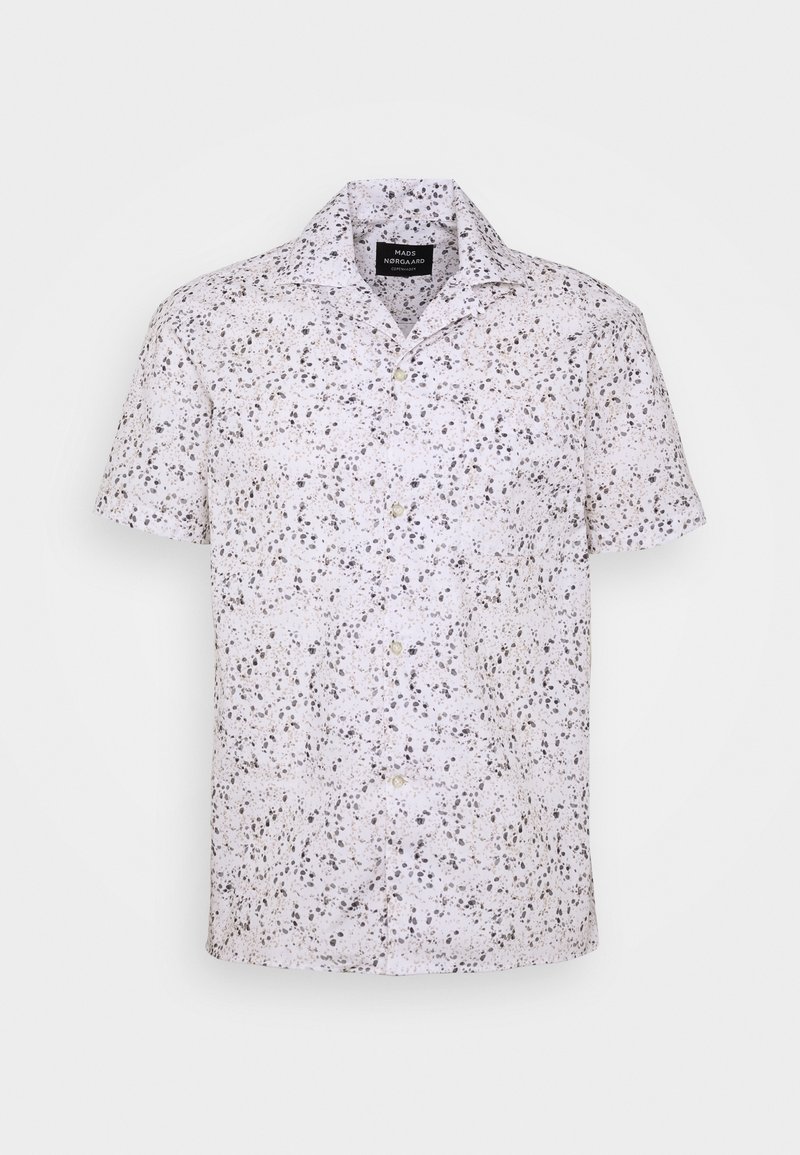 Chemise blanche à manches courtes avec boutons, col à revers et motif de points gris irréguliers, marque Mads Nørgaard Copenhagen.