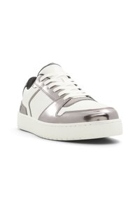 Sneakers bianchi con dettagli metallici argento, texture liscia, punta tonda, lacci bianchi e tacco nero a contrasto. Il design include strisce laterali.