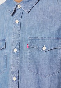 Levi's® RELAXED WESTERN - Camisa - organic ctn chambray light