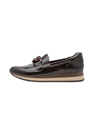 Glänzender dunkelbrauner Loafer mit einer massiven Kettendekoration oben und einer beigen und schwarzen geriffelten Sohle für den Freizeitgebrauch.