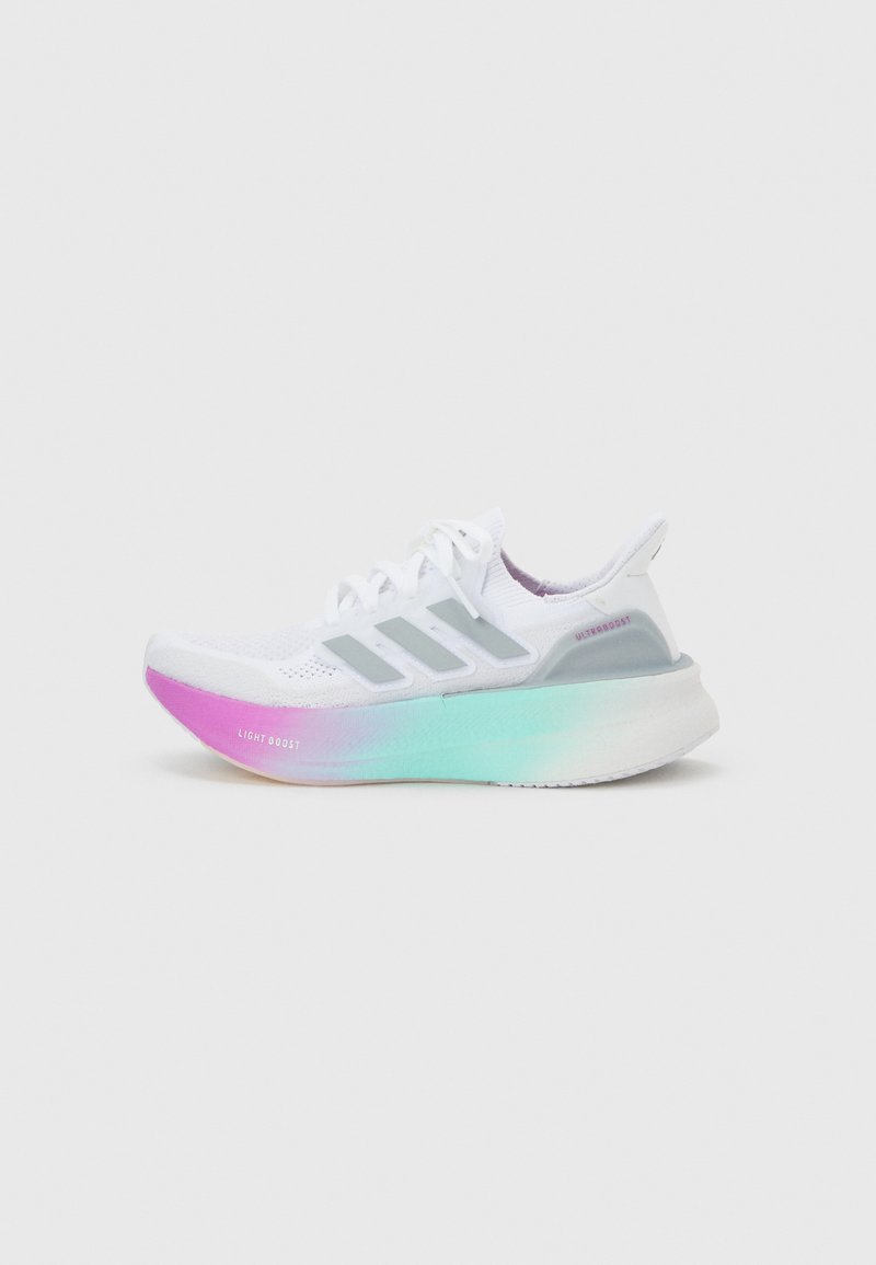 Hvit Adidas løpesko med grå striper og en tykk såle som går fra rosa til grønn, med teksten "Lightboost" og "Ultraboost".