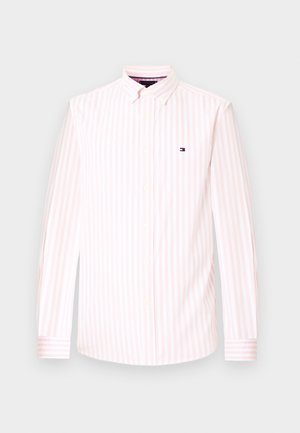 Camicia a righe rosa chiaro con bottoni, colletto classico, maniche lunghe e piccolo logo sul petto. Tessuto morbido con una texture liscia.