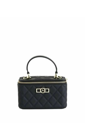 Schwarze, gesteppte rechteckige Handtasche mit goldfarbenem Reißverschluss, oberem Griff und rundem goldenen Emblem auf der Vorderseite.