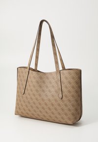 Sac fourre-tout beige avec une finition texturée, doté de poignées robustes et d'un motif de logo répétitif sur toute la surface.