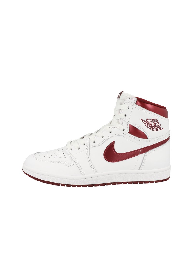 Sneaker alta bianca in pelle, con il logo Nike rosso, dettagli in rosso e punta forata. Include lacci bianchi e suola in gomma.
