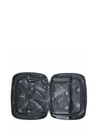 Zwarte open tas met meerdere met ritssluitingen en elastische compartimenten, voorzien van herhalende "pactastic" logo's op de binnenvoering.