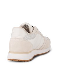 Weißer Sportschuh mit einem strukturierten Schlangenhaut-Akzent, weichem Wildledermaterial und einer leichten Gummisohle, ausgestattet mit einem gepolsterten Schaft und Schnürung.