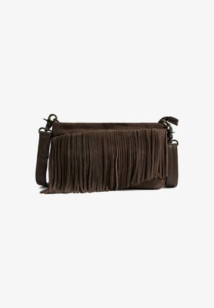 Borsa a tracolla in suede marrone con dettagli in frange, dotata di chiusura con zip e tracolla in pelle regolabile. Design minimalista, texture morbida.