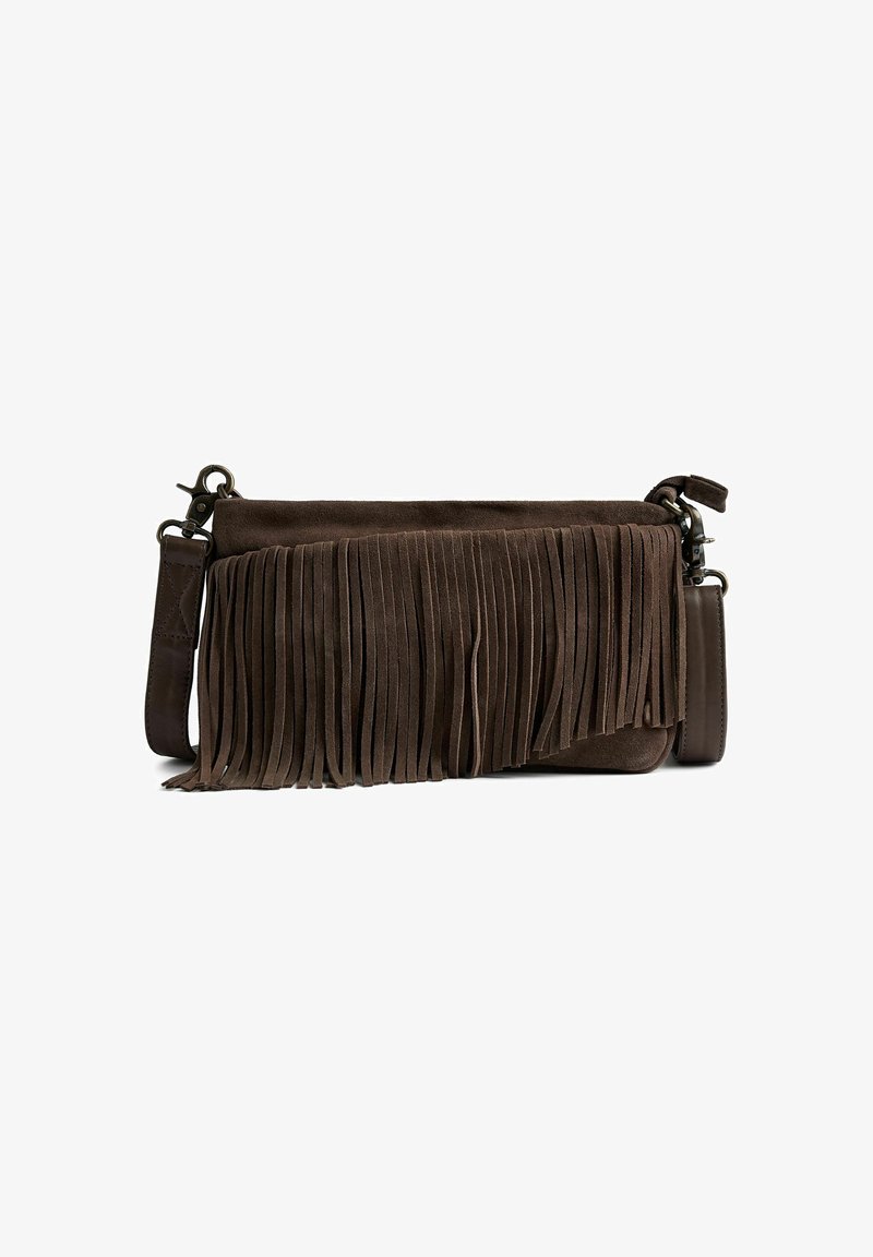 Braune Wildleder-Crossbody-Tasche mit Fransenverzierung, ausgestattet mit einem Reißverschluss und einem verstellbaren Lederriemen. Minimalistisches Design, weiche Textur.