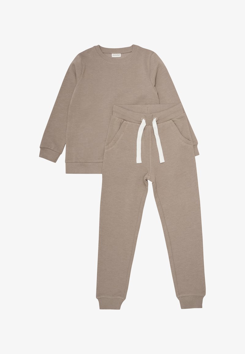 Beige sweatshirt og matchende joggingbukser lavet af blødt materiale; har rund hals, sidelommer og elastisk talje med snøre.